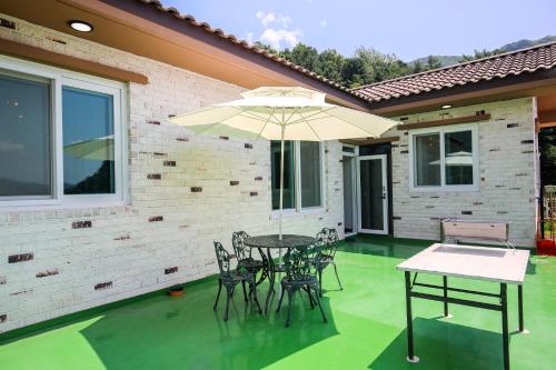 Патио или другая зона на открытом воздухе в Poolip Family House