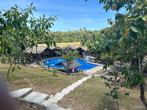 una vista aérea de un complejo con piscina en Annabel's Resort, en Ferrol