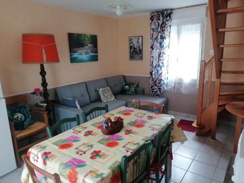 un salon avec une table et un canapé dans l'établissement Le Clos des Roses, à Civray-de-Touraine