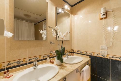 a bathroom with two sinks and a mirror at Palazzo Guardi in Venice