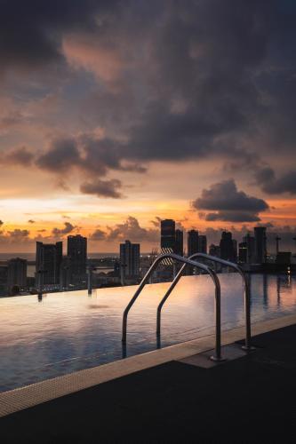 Kolam renang di atau dekat dengan Cinnamon Red Colombo