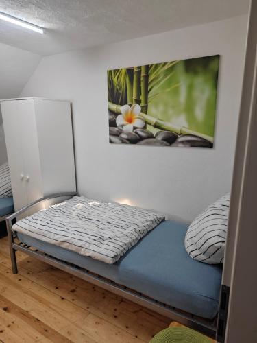 1 cama en una habitación con un cuadro en la pared en Work and Stay Dürwiß IaM Neu Modernisiert en Eschweiler