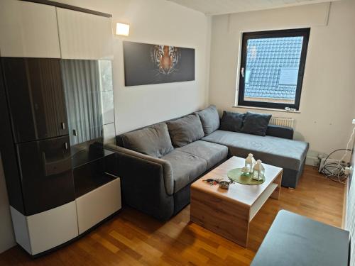 sala de estar con sofá y mesa en Work and Stay Dürwiß IaM Neu Modernisiert en Eschweiler