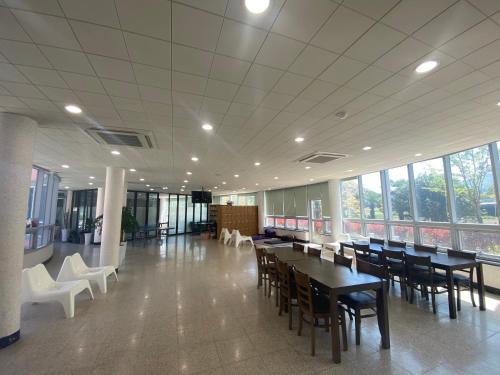 Restoran atau tempat lain untuk makan di Namhae Kkotnae Village Pension