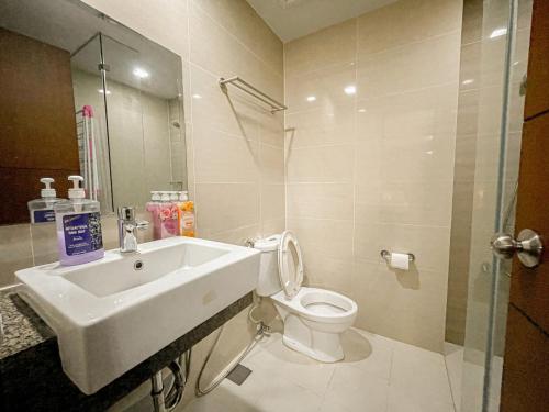 a bathroom with a sink and a toilet at Deluxe 1br - Bgc Uptown - Netflix, Pool #oursw18j in Manila