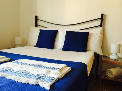 ローマにあるThe 7th Floor in Romeのベッド(青と白のシーツ、青の枕付)