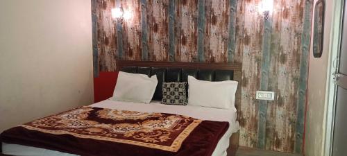 En eller flere senge i et værelse på Hotel O HOME Narayan Guest House