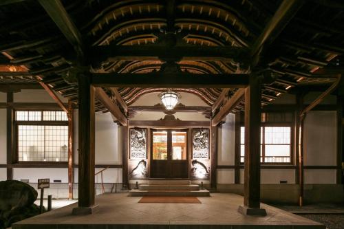 een grote kamer met een plafond met houten balken bij Nikko Kanaya Hotel in Nikko