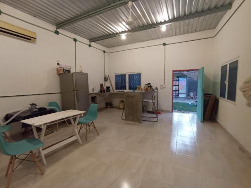duży pokój ze stołem i krzesłami w obiekcie Casa Centro w mieście Isla Aguada