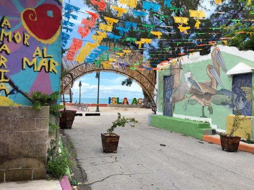 malowidło ścienne na boku budynku obok plaży w obiekcie Casa Centro w mieście Isla Aguada