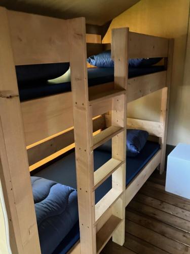 a bunk bed with two bunk beds in a room at Safaritent voor 4 personen in Zwiggelte