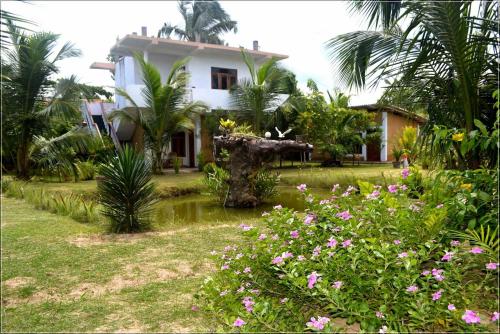 Jardí fora de Villasiri and Leon Beach Paradise