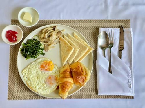 un piatto di cibo per la colazione con uova, pane e verdure di Angkor Eden Boutique Hotel a Siem Reap
