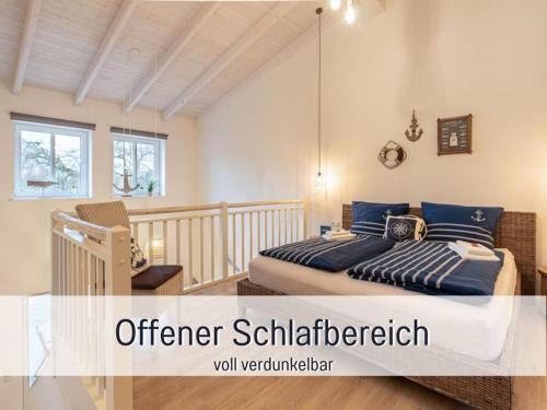 1 dormitorio con 2 camas y almohadas azules en Fördebrise Modern retreat, en Steinberg