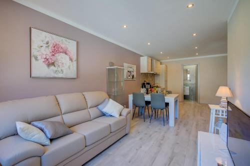 ein Wohnzimmer mit einem Sofa und einem Esszimmer in der Unterkunft 4 Seasons Apartment - Happy Rentals in Taverne