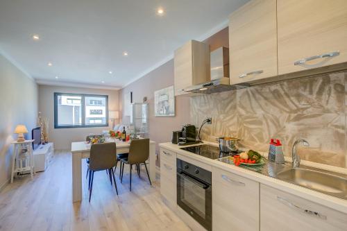 a kitchen with a sink and a table with chairs at 4 Seasons Apartment - Happy Rentals in Taverne