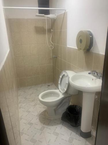 La salle de bains est pourvue de toilettes et d'un lavabo. dans l'établissement hotel Las Cabañitas 8873-3748, à Managua