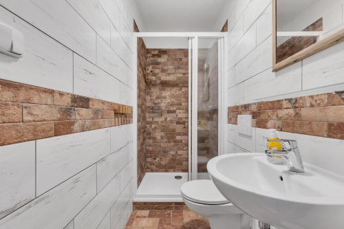 uma casa de banho com um lavatório branco e um WC. em Martinova bouda em Benecko