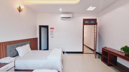 una habitación de hospital con 2 camas y una puerta en An vũ hotel, en Bak Kan