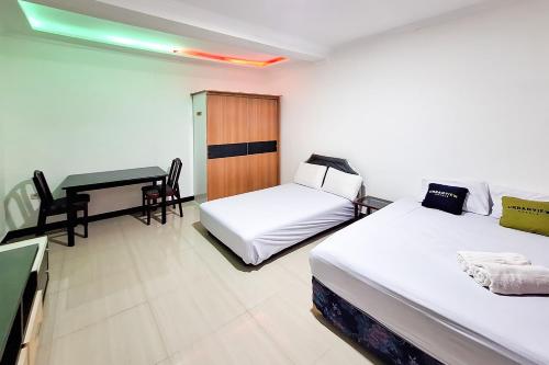 En eller flere senge i et værelse på Urbanview Hotel Kusuma Garden Cianjur