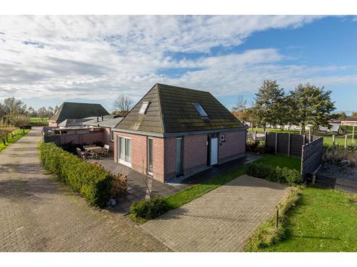 uma vista aérea de uma casa com uma entrada em Family house on a small park with a large playing field em Serooskerke