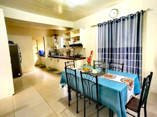 une salle à manger avec une table bleue et des chaises dans une cuisine dans l'établissement Casa De Mira, à Dolores