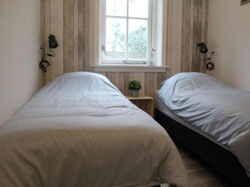 - 2 lits dans une chambre avec fenêtre dans l'établissement Holiday home LEUK, à Callantsoog