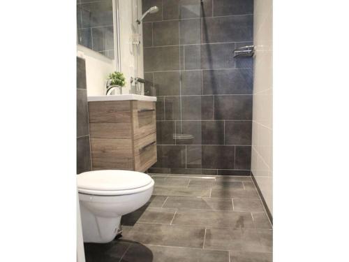 La salle de bains est pourvue d'une douche et de toilettes. dans l'établissement Holiday home LEUK, à Callantsoog