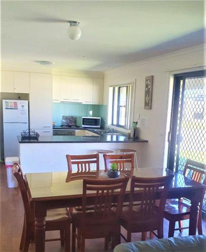Η κουζίνα ή μικρή κουζίνα στο DBJ Holiday Units