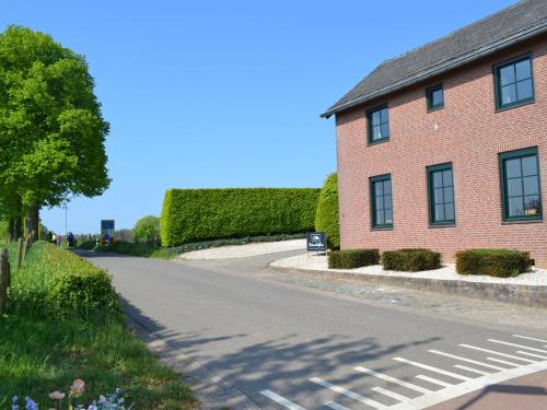 eine leere Straße neben einem Backsteingebäude in der Unterkunft Attractive Farmhouse in South Limburg with Terrace in Klimmen