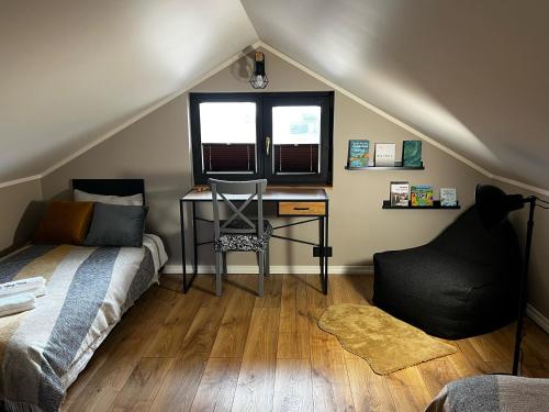 - une chambre avec un lit, un bureau et une fenêtre dans l'établissement Spithamn Village House, à Spithami