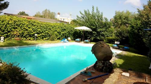 een zwembad met een standbeeld ervoor bij Resort Siranita in Ercolano