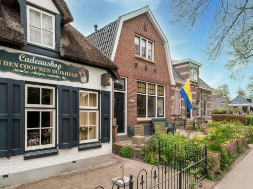 un edificio con un cartello per un ristorante di Lodge in Giethoorn with breakfast a Giethoorn