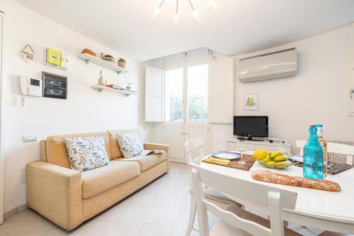 un salon avec un canapé et une table dans l'établissement Isa Petit Bijou - Happy Rentals, à Menton