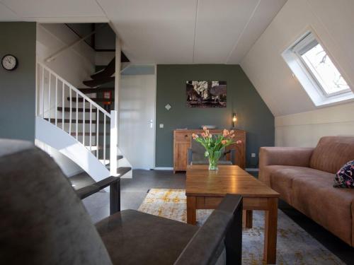 uma sala de estar com um sofá e uma mesa em Holiday Home with garden near Mookerplas em Plasmolen