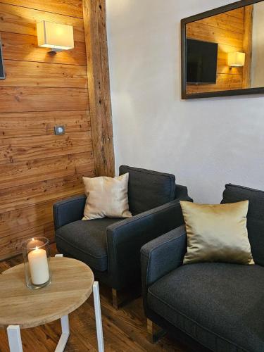a living room with two couches and a table at Zajazd Karczma Zagłoba in Świdnica