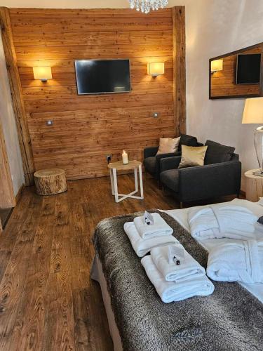 a living room with a bed and a couch at Zajazd Karczma Zagłoba in Świdnica