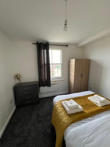 A bed or beds in a room at Tranquil 1BR in Catford