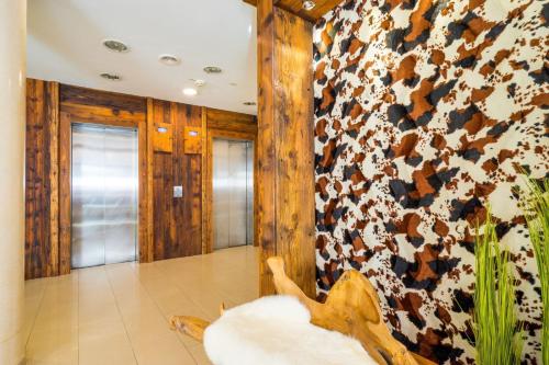 Zimmer mit einer mit Tierschädeln bedeckten Wand in der Unterkunft Hotel Enziana Wien in Wien