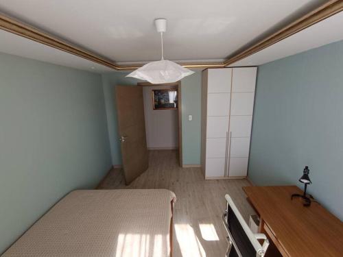 1 dormitorio con cama y lámpara en Diplomat Apartment, en Ulán Bator