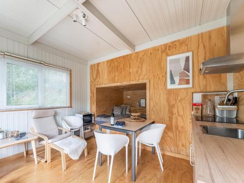 uma cozinha com mesa e cadeiras num quarto em Comfortable holiday home in Den Ham with garden em Den Ham