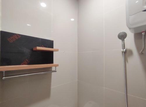 Ένα μπάνιο στο RedDoorz near Graha Saba Buana 2
