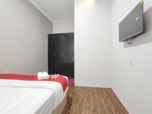 Μια τηλεόραση ή/και κέντρο ψυχαγωγίας στο RedDoorz near Graha Saba Buana 2