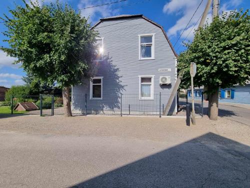 Gedimino g. 2 في مازيكياي: منزل أزرق في شارع به علامة توقف