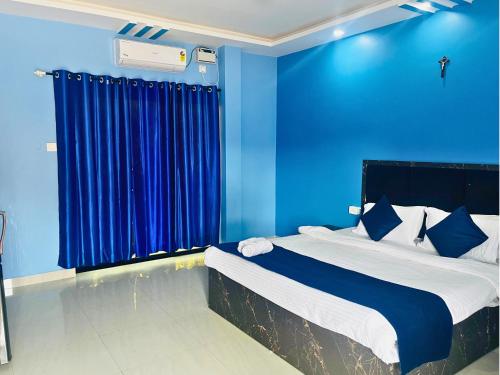 Кровать или кровати в номере Hotel Downtown Calangute