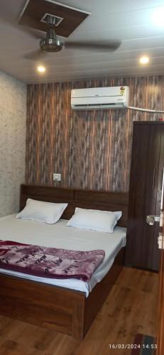 - une chambre avec un lit dans l'établissement Ayodhya Vatika, à Gorakhpur