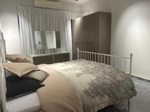 a bedroom with a large bed and a mirror at شقة غرفتين وصاله وغرفة خادمة او سائق in Riyadh