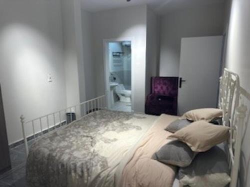 a bedroom with a large bed and a bathroom at شقة غرفتين وصاله وغرفة خادمة او سائق in Riyadh