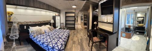 - une chambre avec un lit dans un rv dans l'établissement Les bains de l 'abbaye, à Lau-Balagnas