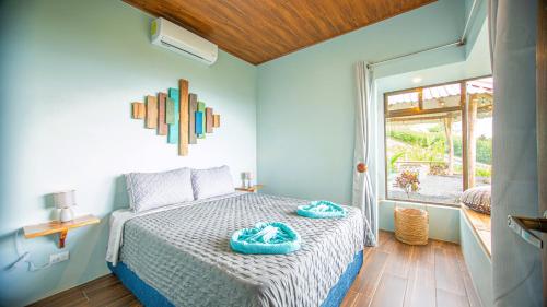 Кровать или кровати в номере Cabañas Caeli, La Perezosa, La Fortuna Rainforest Glass Cabin w Amazing Views